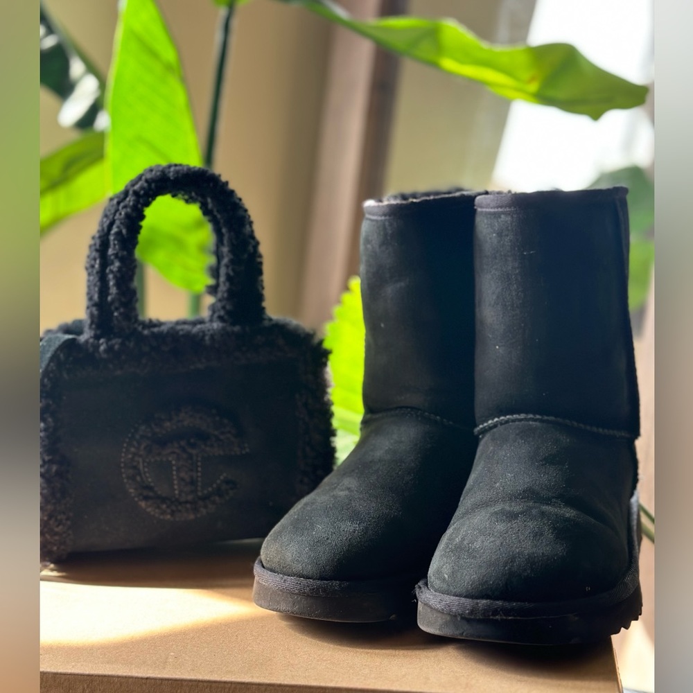 Black UGG short classic size 7 women